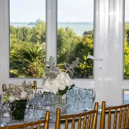 בית נופש Chateau With Private Pool And Panoramic View Over The Bay Of Mont St Michel סן-ז'ון-לה-טומה